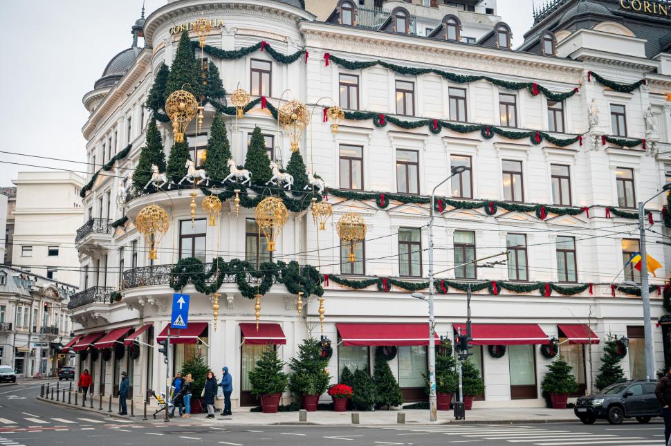 Cele mai frumos decorate clădiri de Crăciun din București în 2024. Unde sunt și cum arată în fotografii noaptea și pe timpul zilei 941427