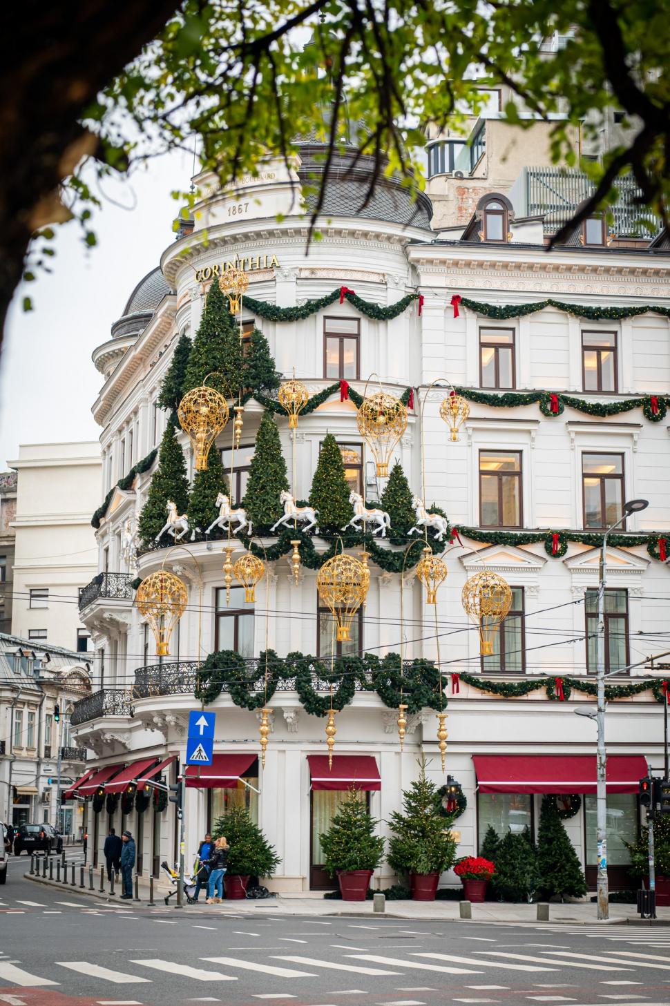 Cele mai frumos decorate clădiri de Crăciun din București în 2024. Unde sunt și cum arată în fotografii noaptea și pe timpul zilei 941428