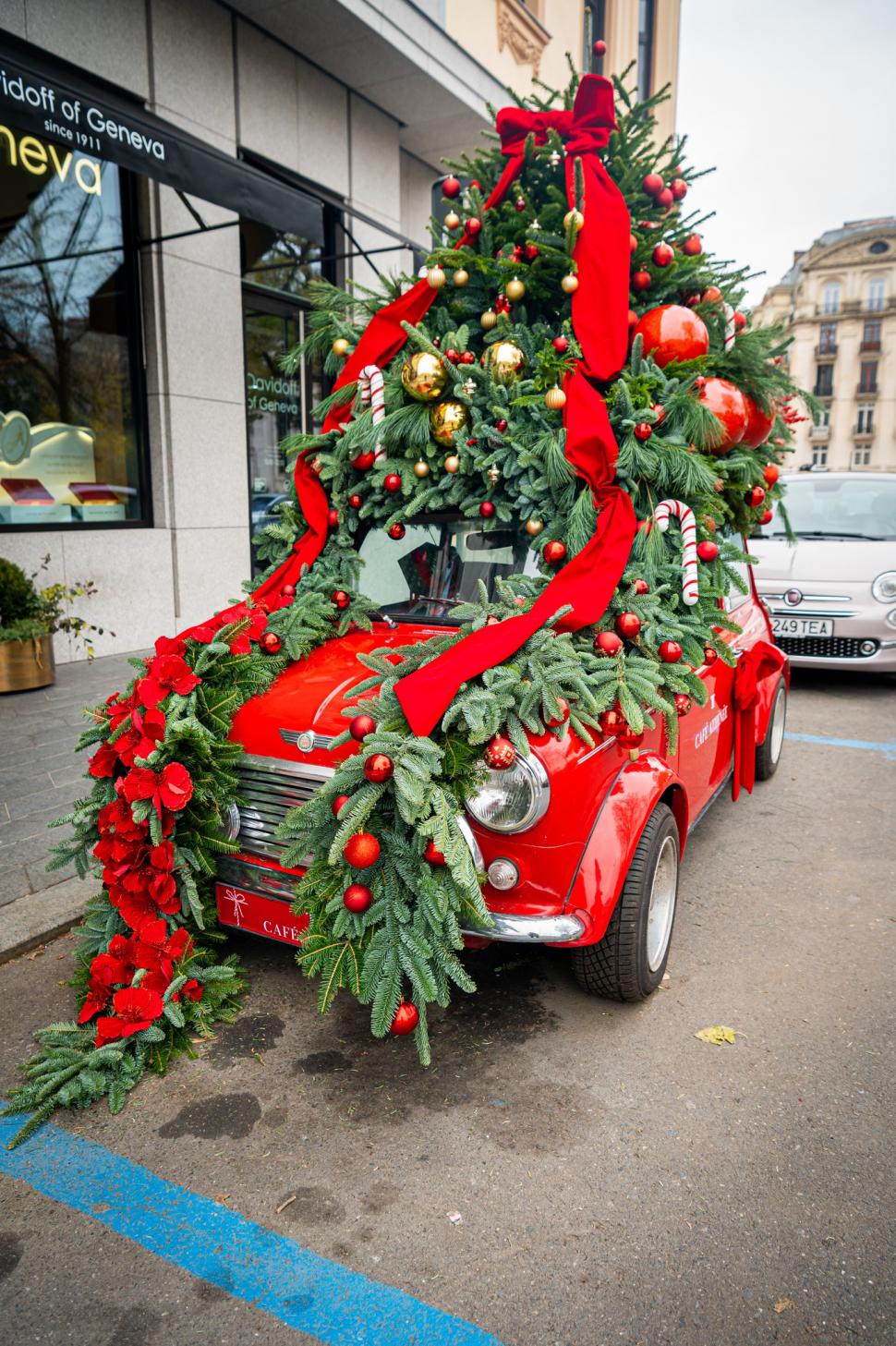 Cele mai frumos decorate clădiri de Crăciun din București în 2024. Unde sunt și cum arată în fotografii noaptea și pe timpul zilei 941445