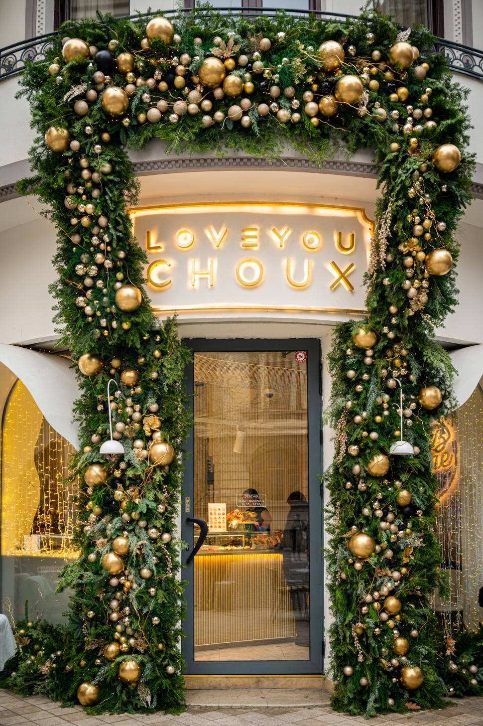 Cele mai frumos decorate clădiri de Crăciun din București în 2024. Unde sunt și cum arată în fotografii noaptea și pe timpul zilei 941452