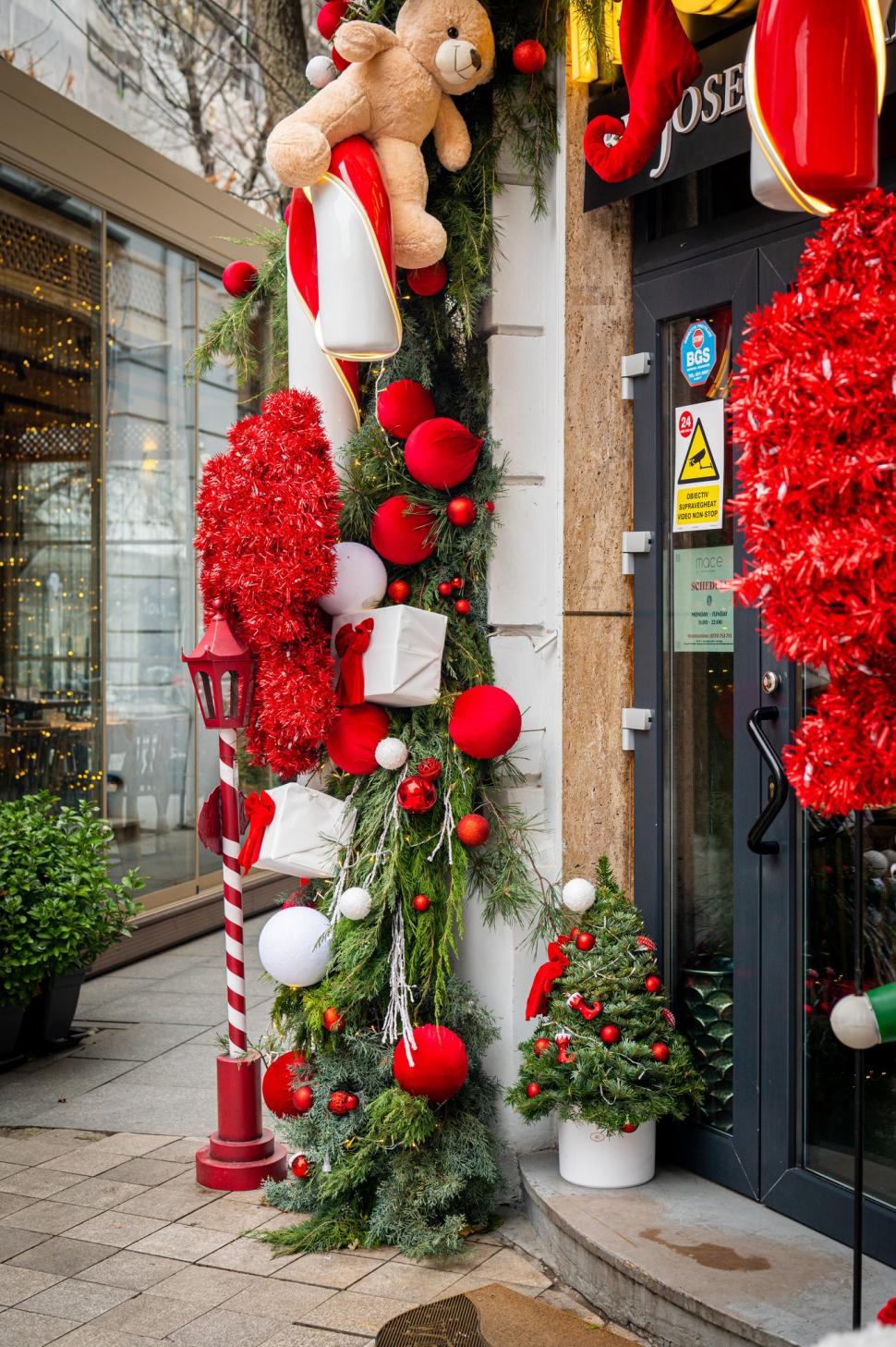 Cele mai frumos decorate clădiri de Crăciun din București în 2024. Unde sunt și cum arată în fotografii noaptea și pe timpul zilei 941453