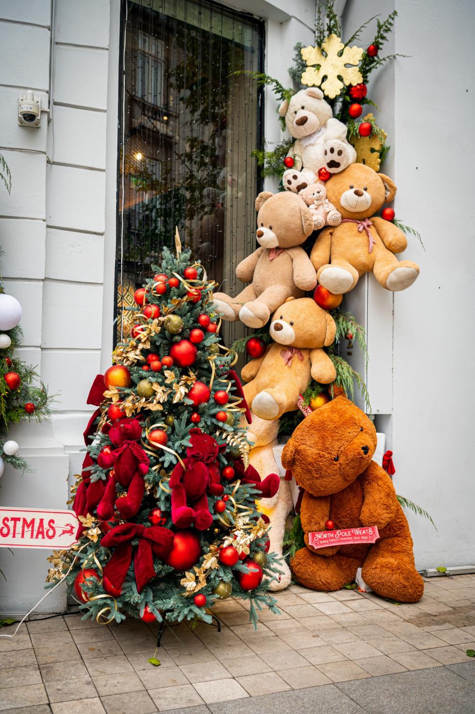 Cele mai frumos decorate clădiri de Crăciun din București în 2024. Unde sunt și cum arată în fotografii noaptea și pe timpul zilei 941456