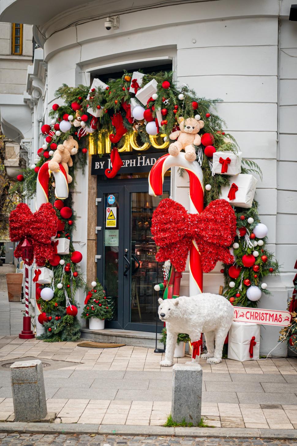 Cele mai frumos decorate clădiri de Crăciun din București în 2024. Unde sunt și cum arată în fotografii noaptea și pe timpul zilei 941458