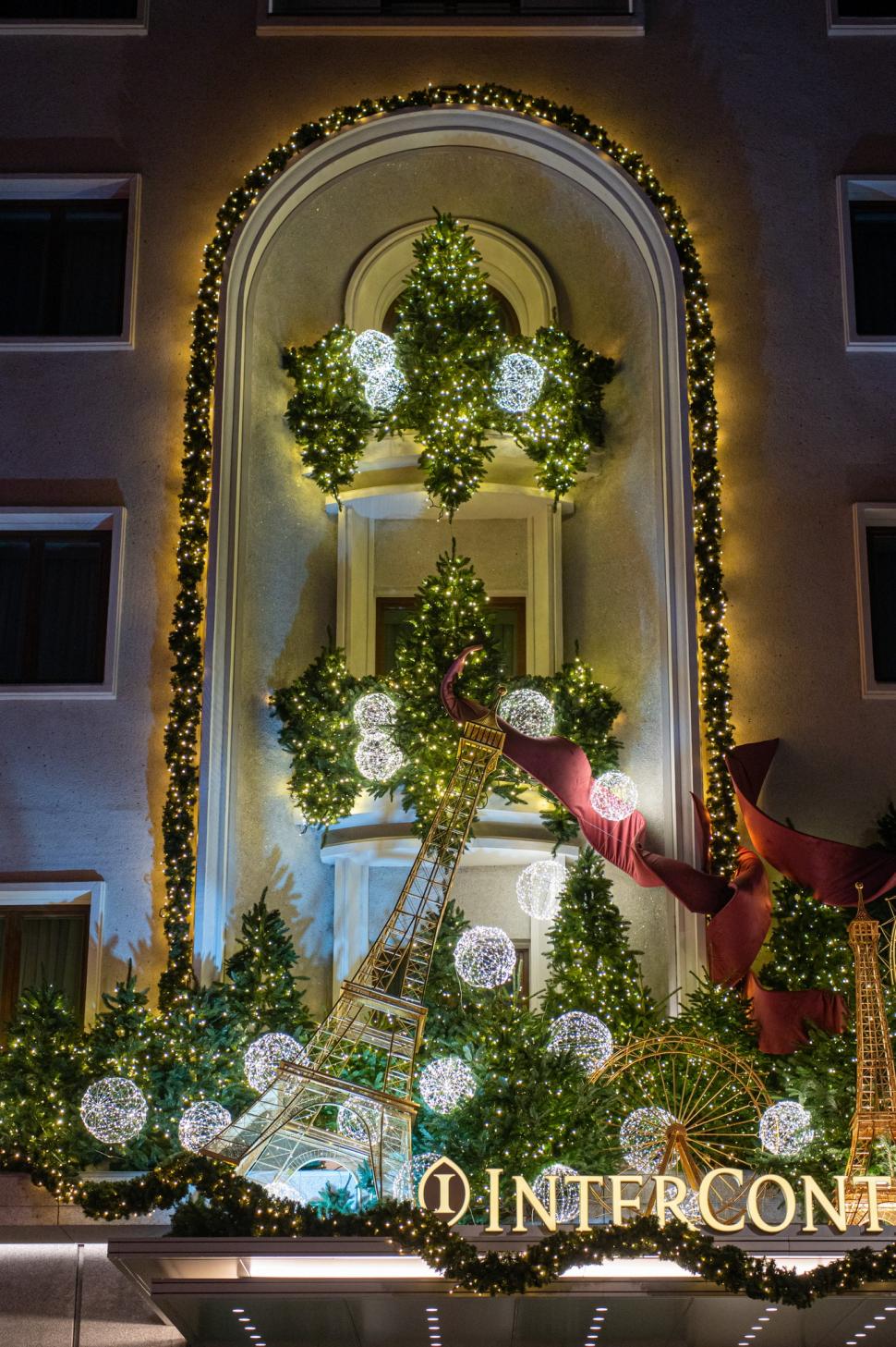 Cele mai frumos decorate clădiri de Crăciun din București în 2024. Unde sunt și cum arată în fotografii noaptea și pe timpul zilei 941462