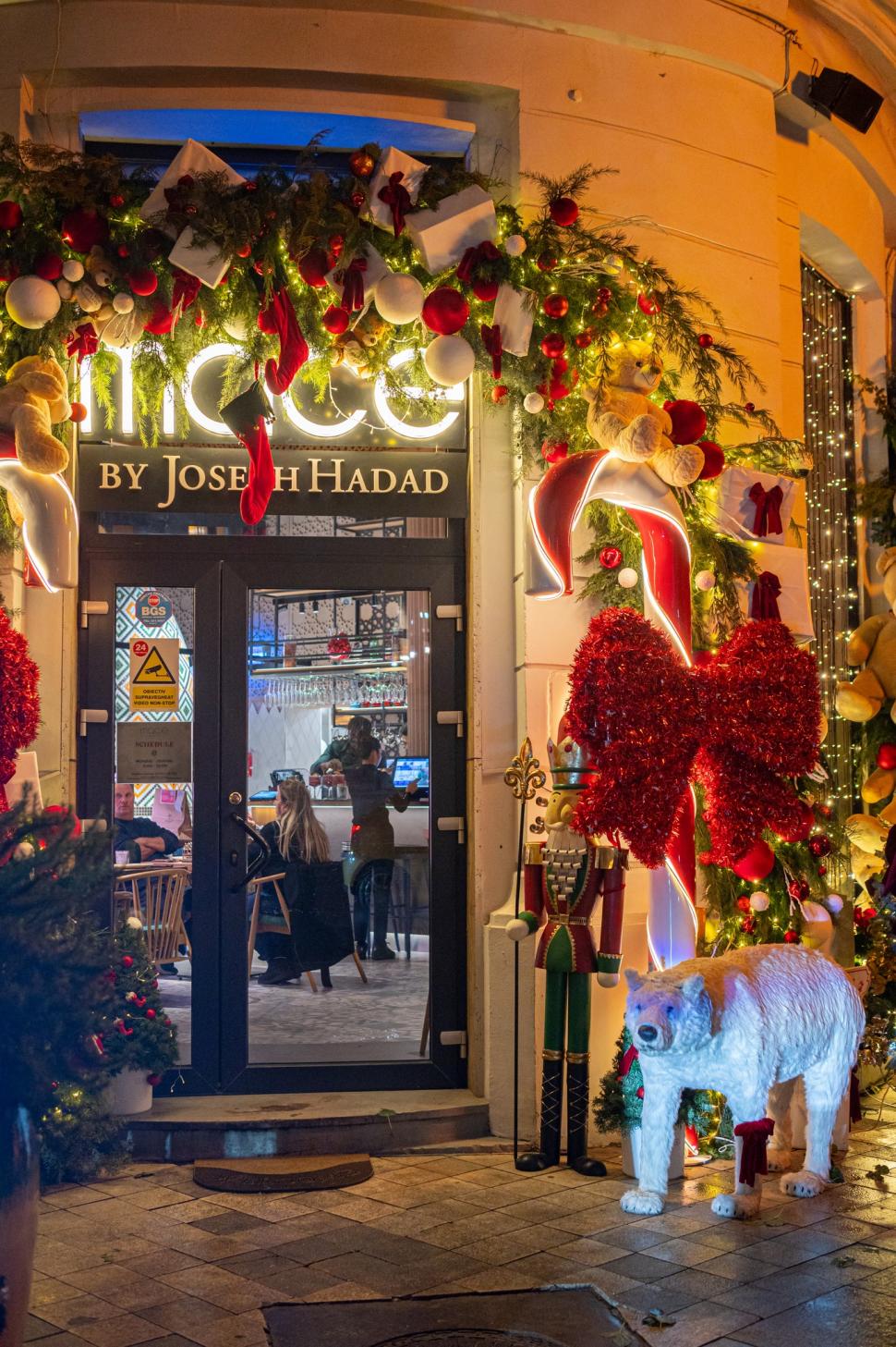 Cele mai frumos decorate clădiri de Crăciun din București în 2024. Unde sunt și cum arată în fotografii noaptea și pe timpul zilei 941468