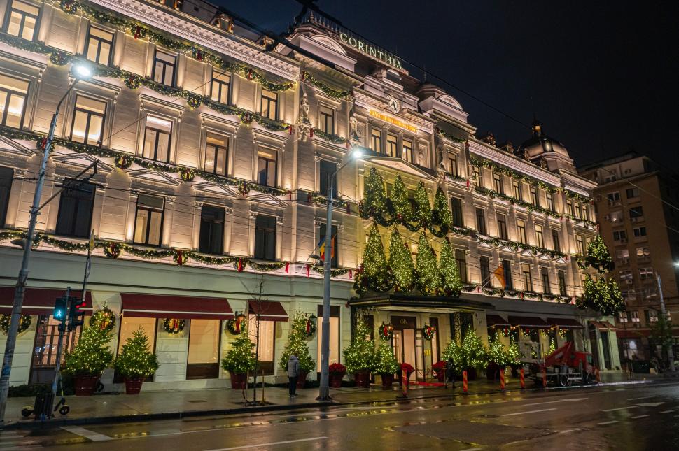 Cele mai frumos decorate clădiri de Crăciun din București în 2024. Unde sunt și cum arată în fotografii noaptea și pe timpul zilei 941471
