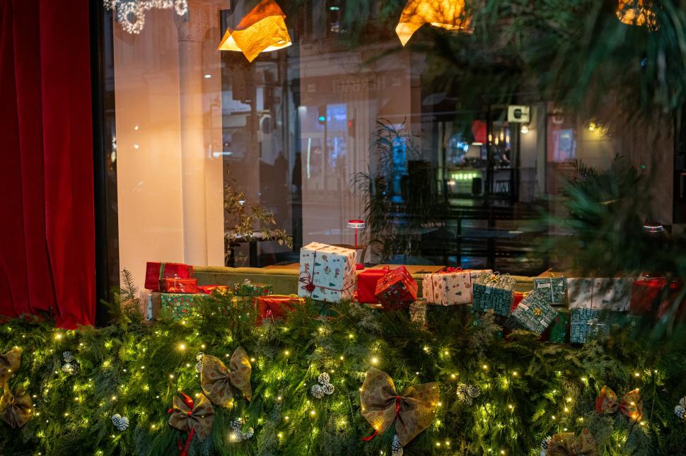 Cele mai frumos decorate clădiri de Crăciun din București în 2024. Unde sunt și cum arată în fotografii noaptea și pe timpul zilei 941475