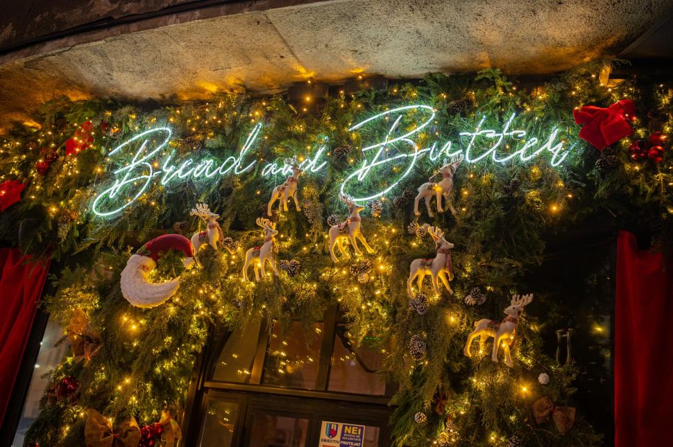 Cele mai frumos decorate clădiri de Crăciun din București în 2024. Unde sunt și cum arată în fotografii noaptea și pe timpul zilei 941476