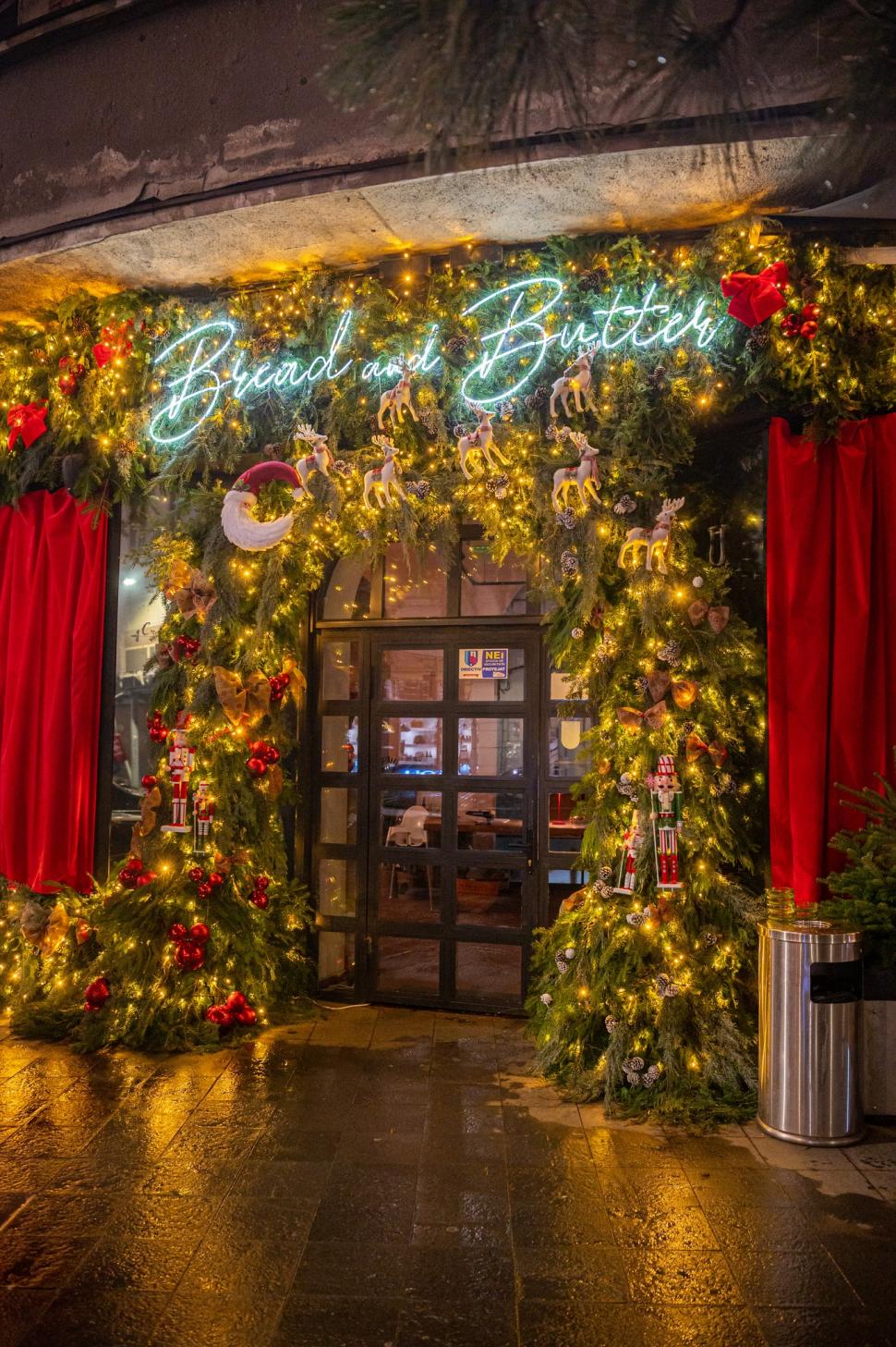 Cele mai frumos decorate clădiri de Crăciun din București în 2024. Unde sunt și cum arată în fotografii noaptea și pe timpul zilei 941477