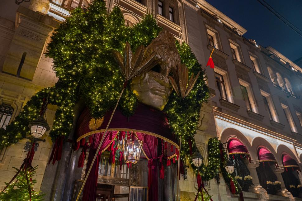 Cele mai frumos decorate clădiri de Crăciun din București în 2024. Unde sunt și cum arată în fotografii noaptea și pe timpul zilei 941479