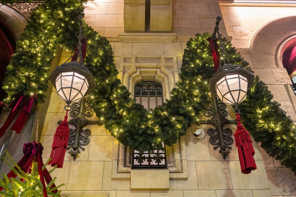 Cele mai frumos decorate clădiri de Crăciun din București în 2024. Unde sunt și cum arată în fotografii noaptea și pe timpul zilei 941481