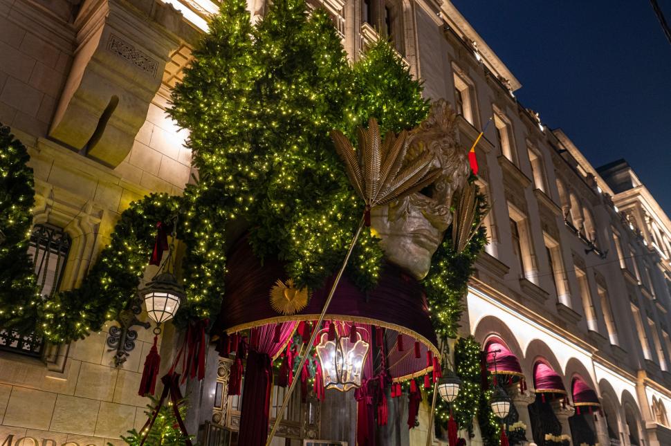 Cele mai frumos decorate clădiri de Crăciun din București în 2024. Unde sunt și cum arată în fotografii noaptea și pe timpul zilei 941484