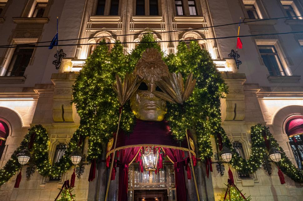 Cele mai frumos decorate clădiri de Crăciun din București în 2024. Unde sunt și cum arată în fotografii noaptea și pe timpul zilei 941485