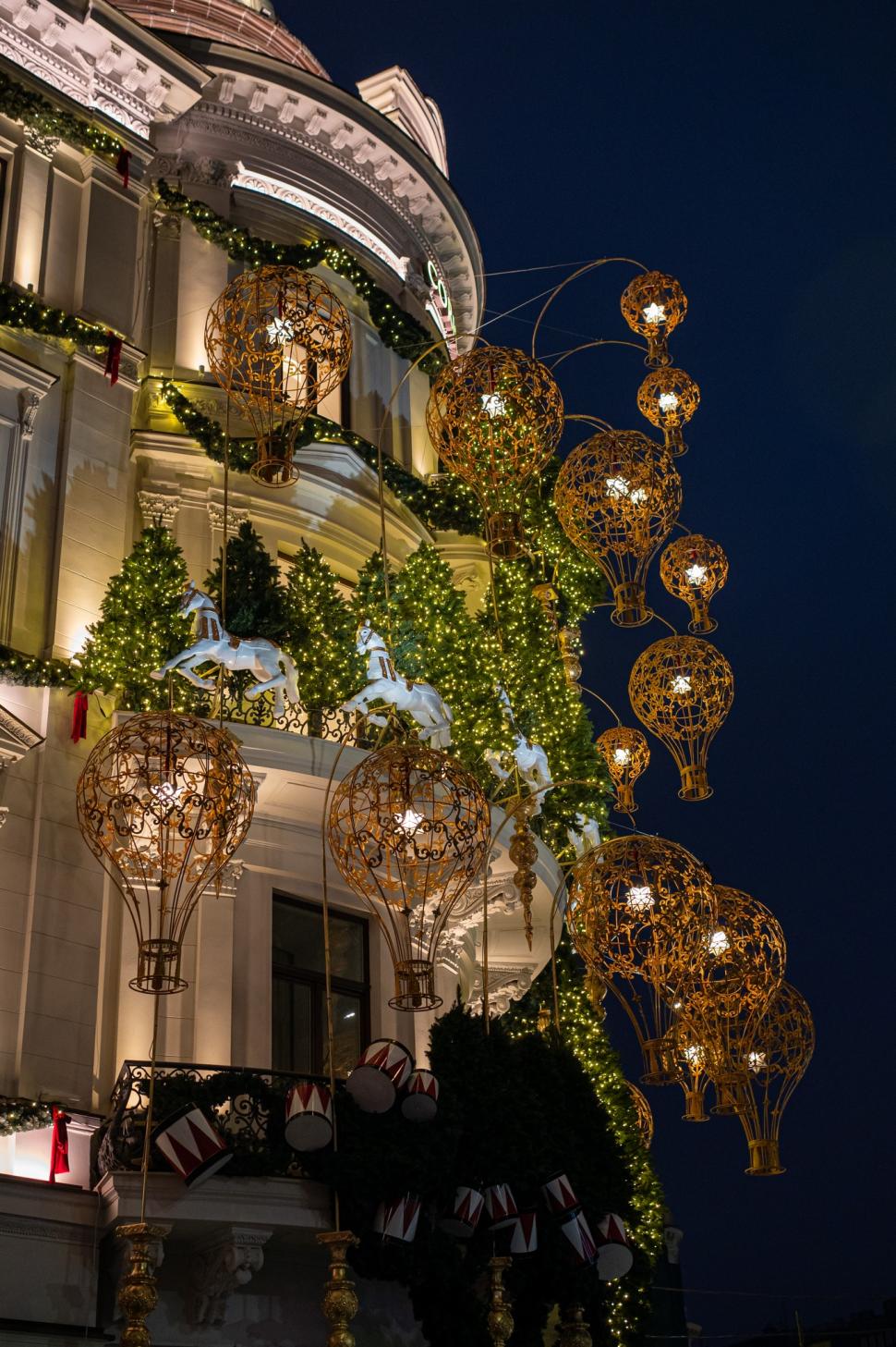 Cele mai frumos decorate clădiri de Crăciun din București în 2024. Unde sunt și cum arată în fotografii noaptea și pe timpul zilei 941486