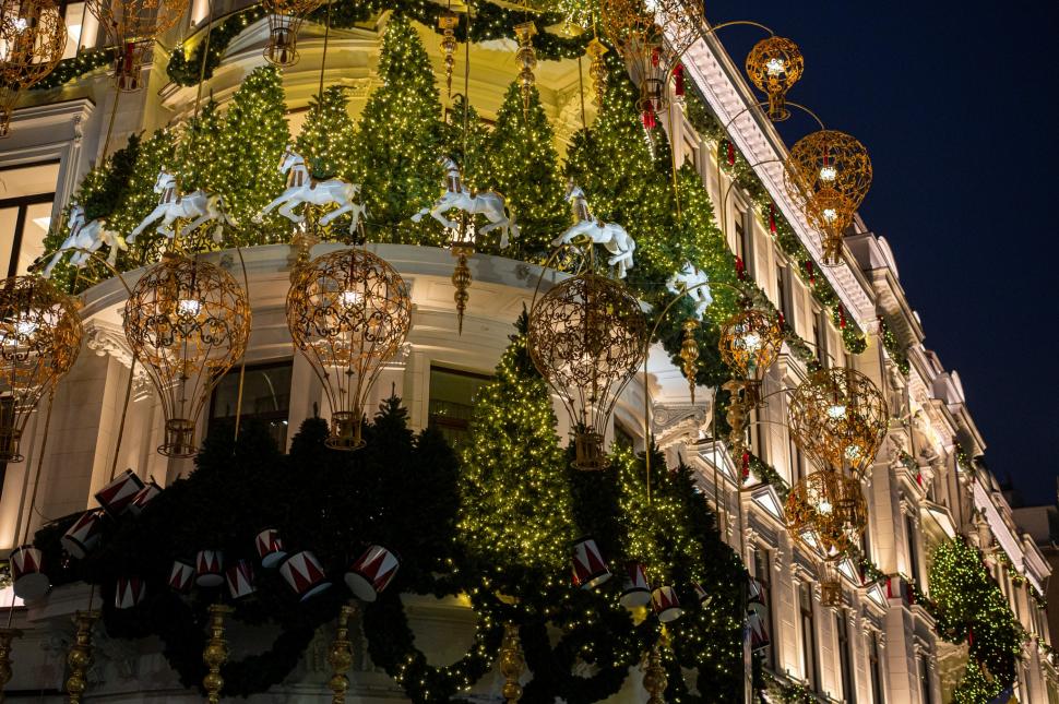 Cele mai frumos decorate clădiri de Crăciun din București în 2024. Unde sunt și cum arată în fotografii noaptea și pe timpul zilei 941487