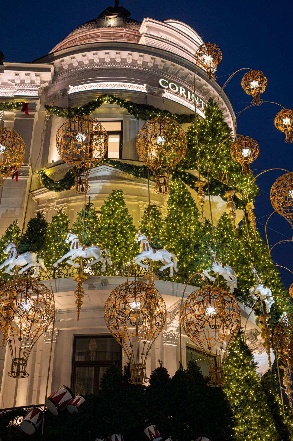 Cele mai frumos decorate clădiri de Crăciun din București în 2024. Unde sunt și cum arată în fotografii noaptea și pe timpul zilei 941489