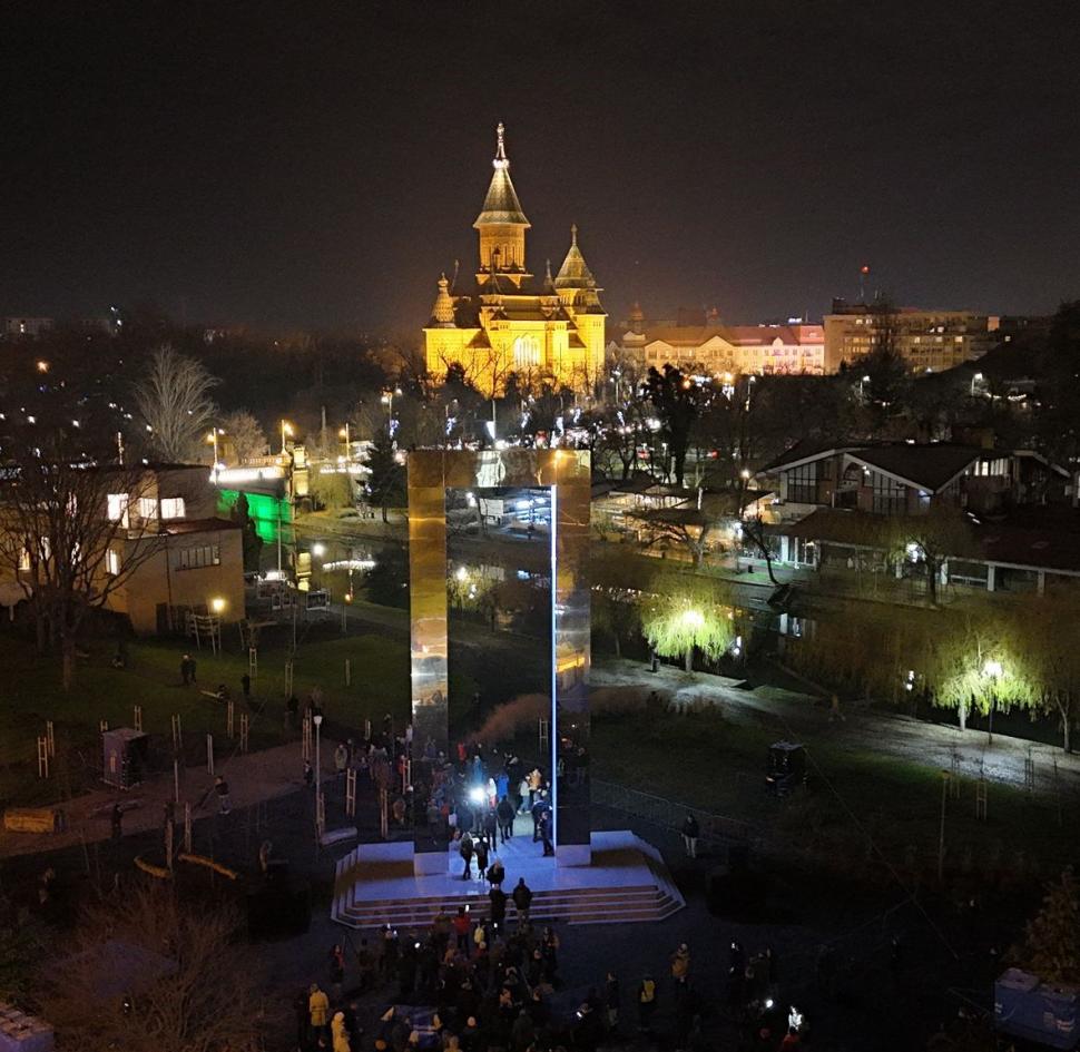 La Timișoara a fost deschis Portalul Libertății. În oraș se aud scandări din timpul Revoluției și sunete de gloanțe 941569