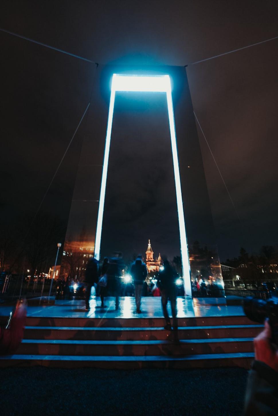 La Timișoara a fost deschis Portalul Libertății. În oraș se aud scandări din timpul Revoluției și sunete de gloanțe 941571