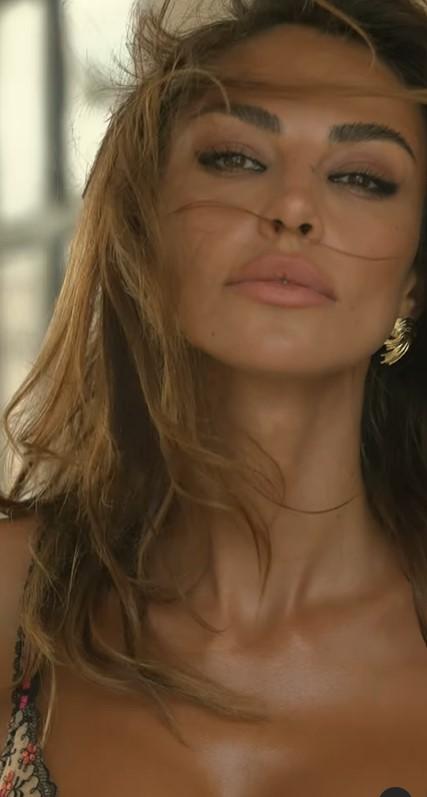 Mădălina Ghenea a fost hărţuită ani în şir de o altă femeie, tot româncă. „Am fost ameninţată şi obligată să îmi schimb viaţa” 941753