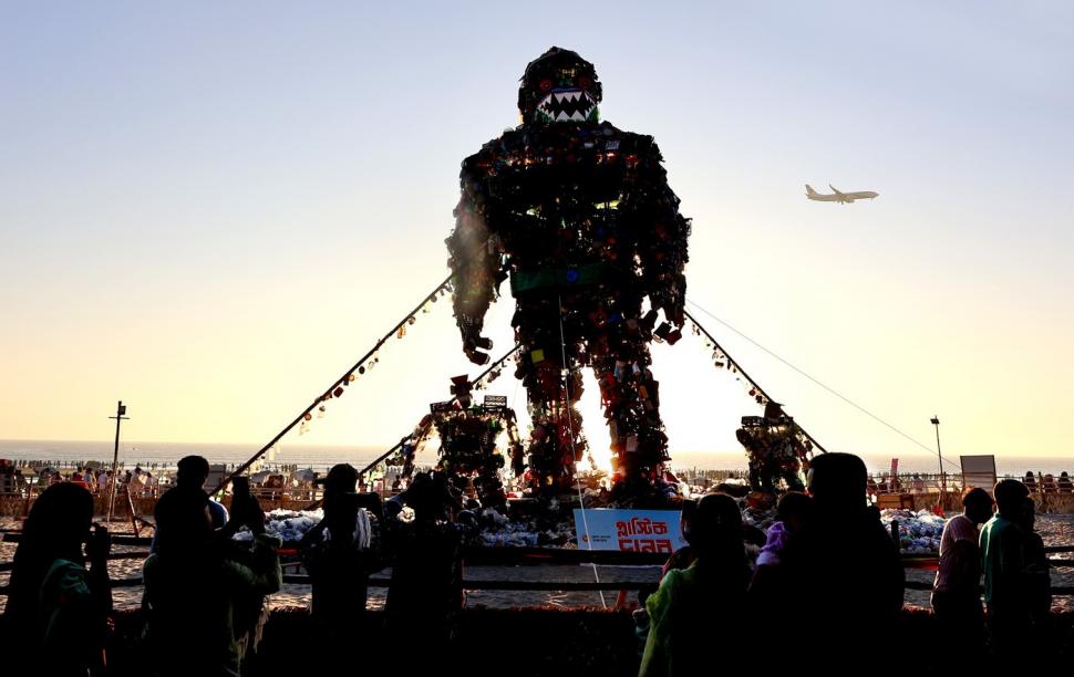 „Monstrul din plastic” apărut pe cea mai lungă plajă naturală din lume are în spate o poveste cutremurătoare 941666