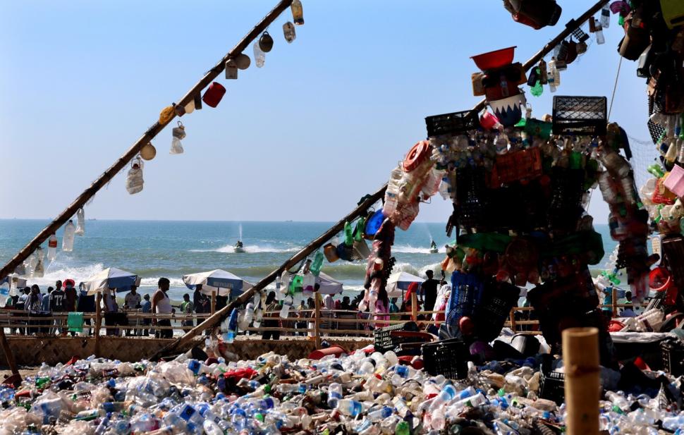 „Monstrul din plastic” apărut pe cea mai lungă plajă naturală din lume are în spate o poveste cutremurătoare 941668