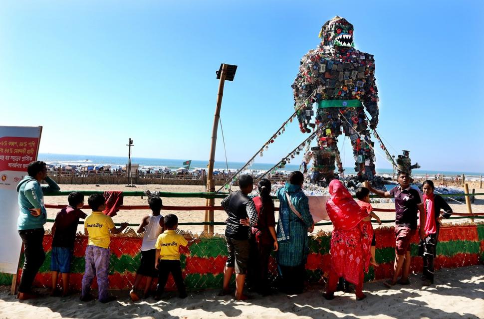 „Monstrul din plastic” apărut pe cea mai lungă plajă naturală din lume are în spate o poveste cutremurătoare 941673