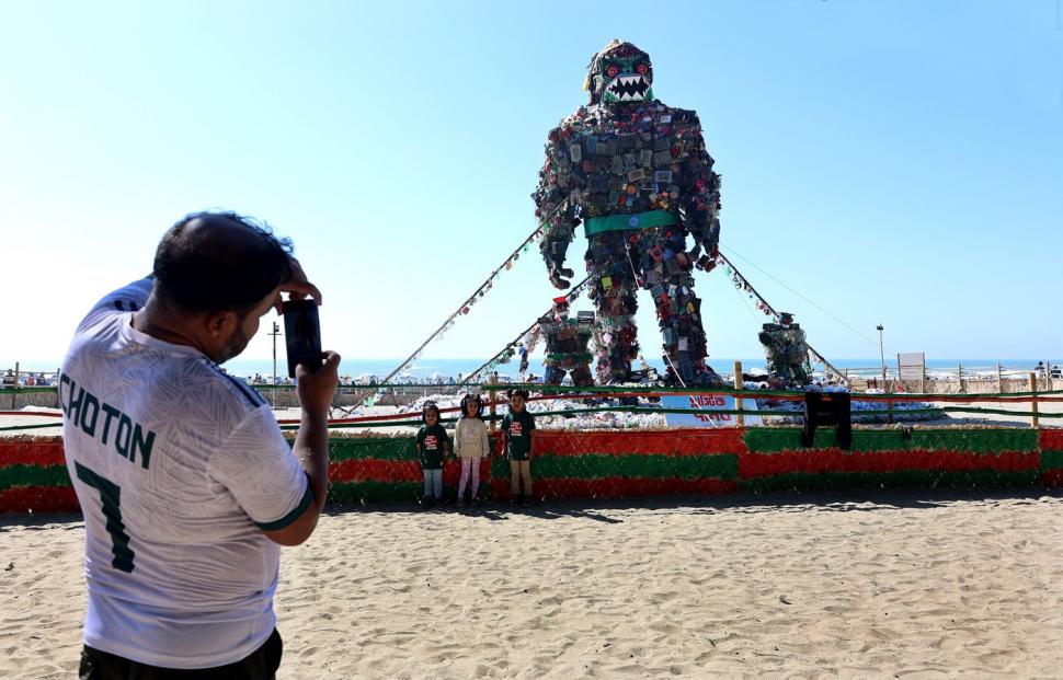 „Monstrul din plastic” apărut pe cea mai lungă plajă naturală din lume are în spate o poveste cutremurătoare 941674