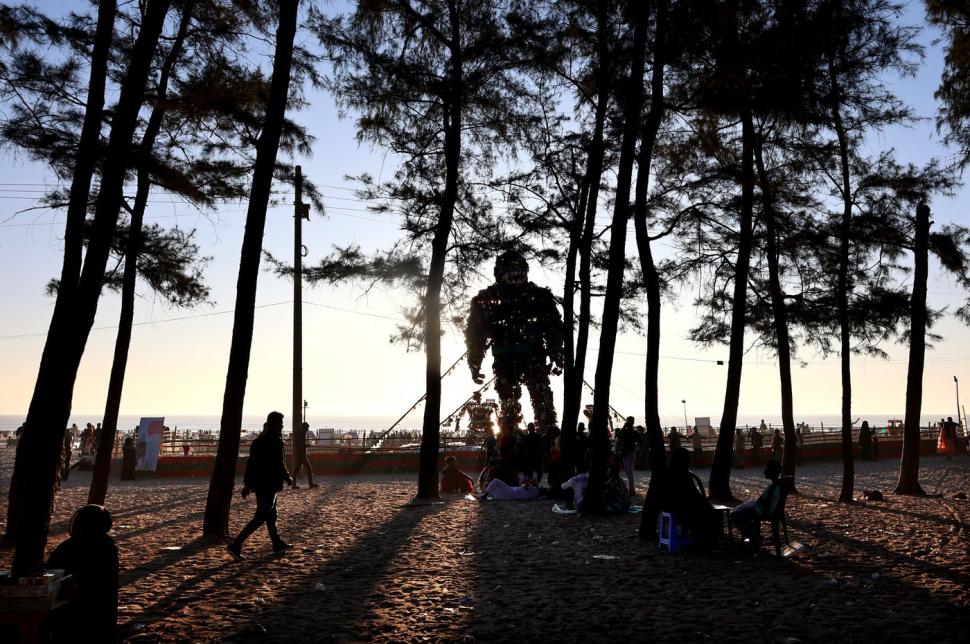 „Monstrul din plastic” apărut pe cea mai lungă plajă naturală din lume are în spate o poveste cutremurătoare 941680