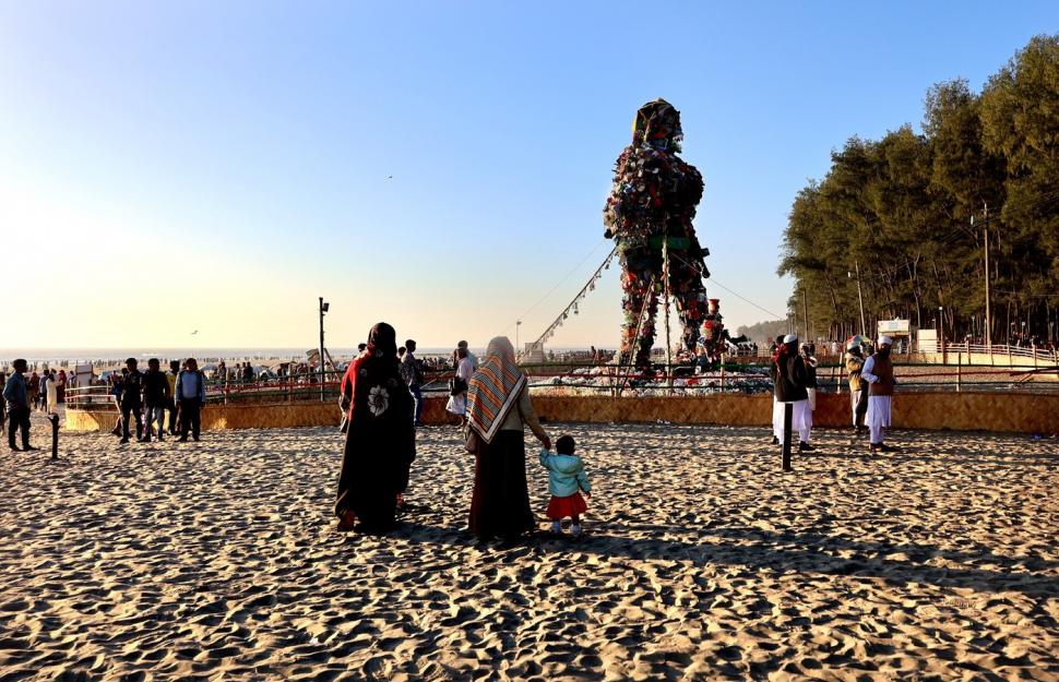 „Monstrul din plastic” apărut pe cea mai lungă plajă naturală din lume are în spate o poveste cutremurătoare 941681