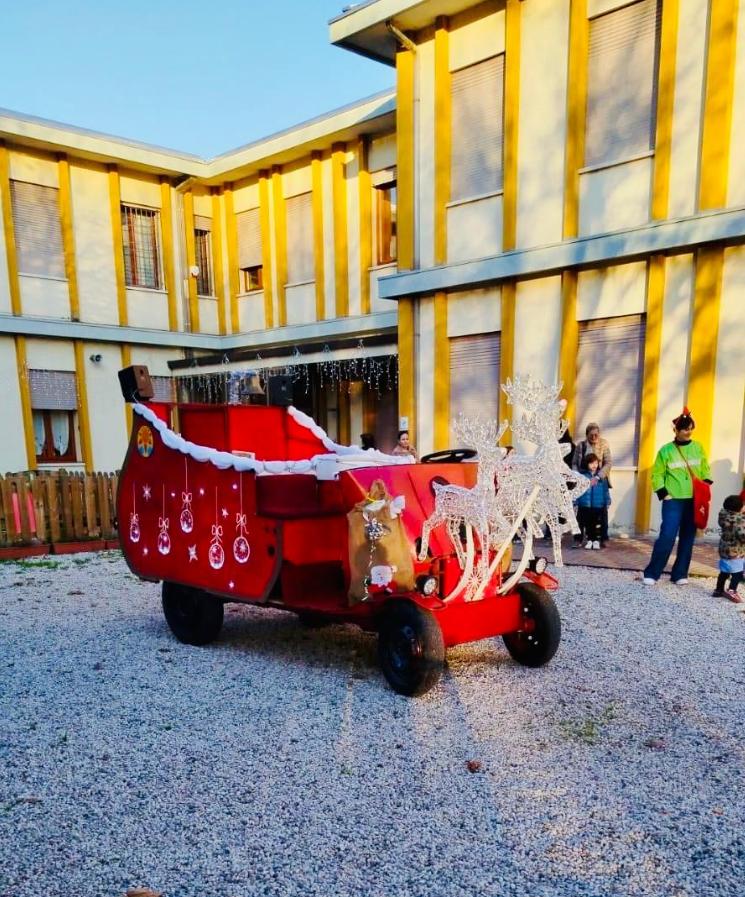 Sania lui Moş Crăciun a fost oprită în trafic și pusă sub sechestru. Nu avea plăcuțe de înmatriculare și lumini de semnalizare 941650