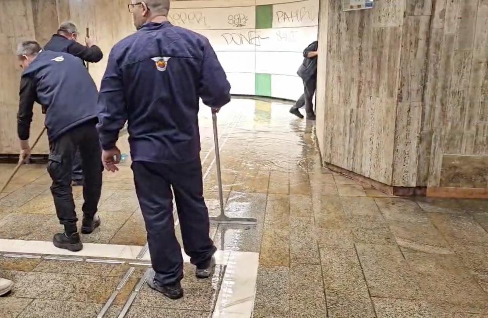Haos la stația de metrou Piața Unirii, după ce o țeavă de apă s-a spart: Mai multe coridoare au fost inundate 942046