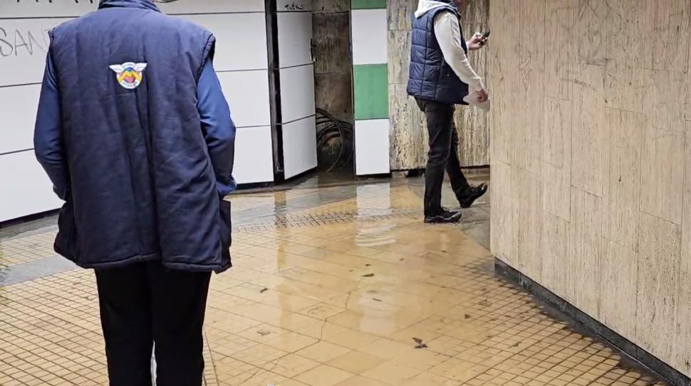 Haos la stația de metrou Piața Unirii, după ce o țeavă de apă s-a spart: Mai multe coridoare au fost inundate 942047