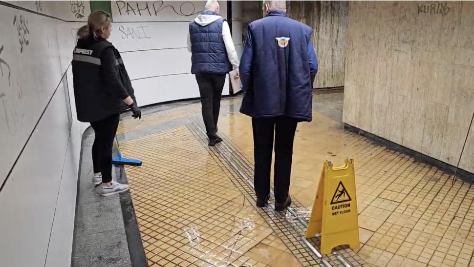 Haos la stația de metrou Piața Unirii, după ce o țeavă de apă s-a spart: Mai multe coridoare au fost inundate 942048
