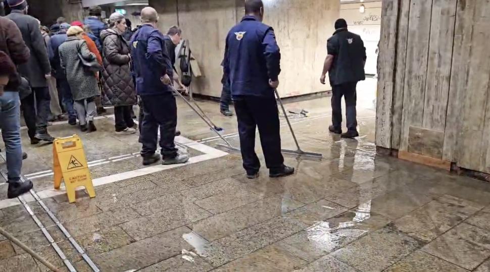 Haos la stația de metrou Piața Unirii, după ce o țeavă de apă s-a spart: Mai multe coridoare au fost inundate 942050