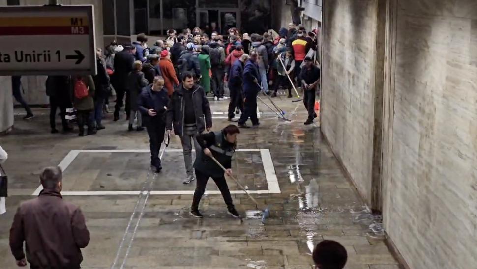 Haos la stația de metrou Piața Unirii, după ce o țeavă de apă s-a spart: Mai multe coridoare au fost inundate 942051