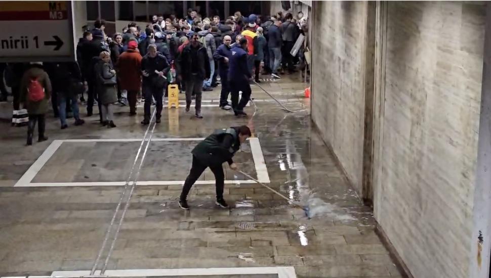 Haos la stația de metrou Piața Unirii, după ce o țeavă de apă s-a spart: Mai multe coridoare au fost inundate 942052