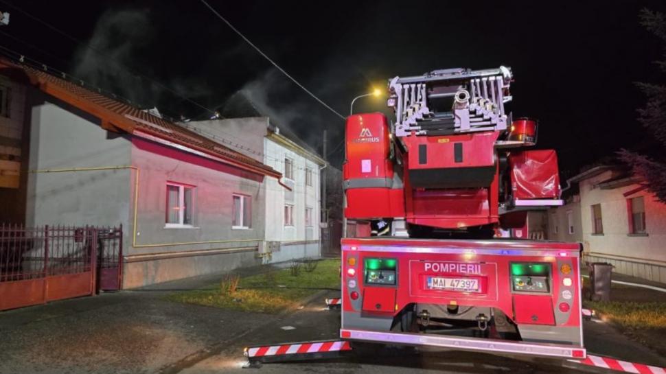 O bătrână a fost salvată dintr-un incendiu, după alerta dată de câinele unui vecin 942366
