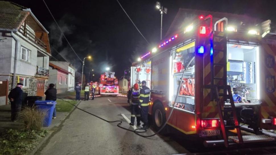 O bătrână a fost salvată dintr-un incendiu, după alerta dată de câinele unui vecin 942367