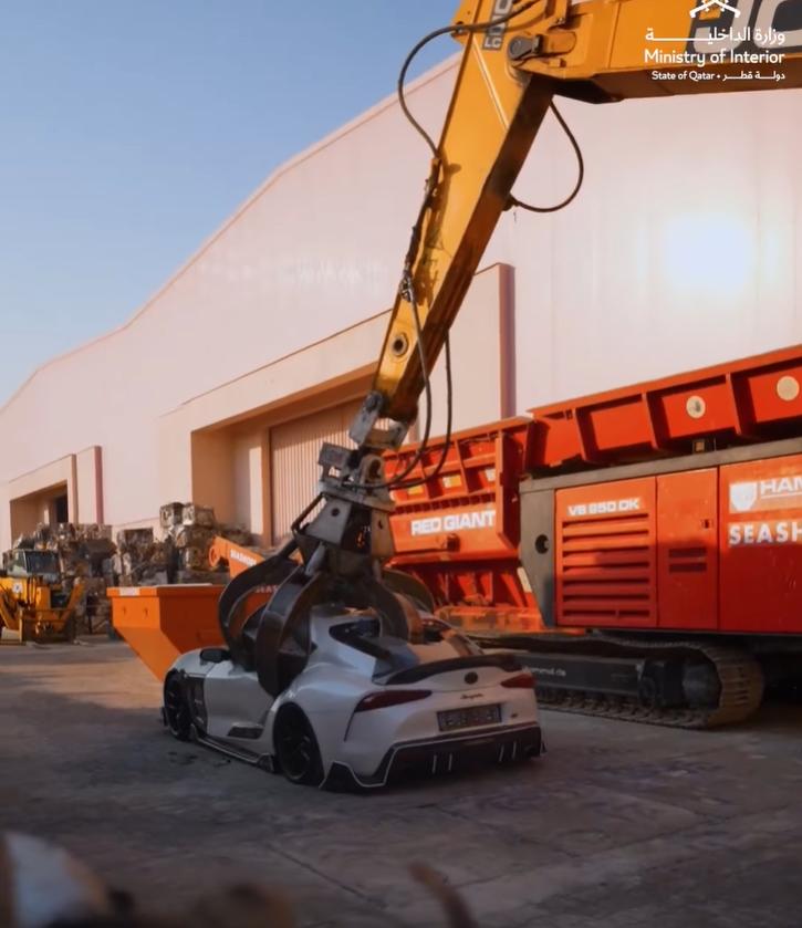 VIDEO Momentul în care poliția distruge mașina unui șofer filmat în timp ce făcea drifturi, în Qatar 942387