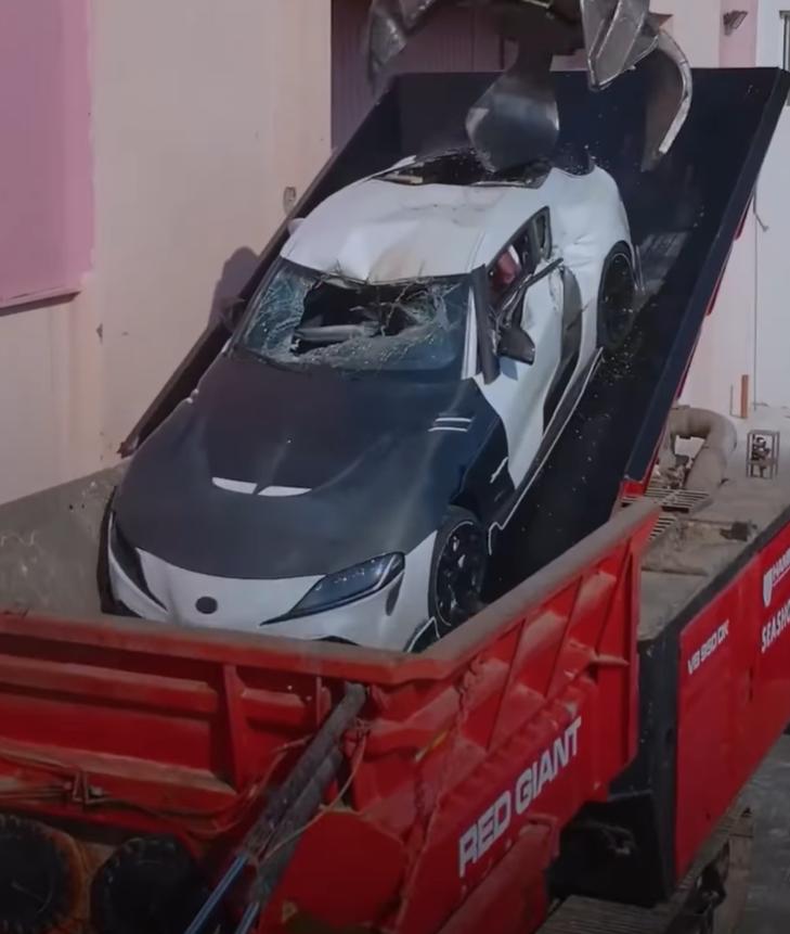 VIDEO Momentul în care poliția distruge mașina unui șofer filmat în timp ce făcea drifturi, în Qatar 942388