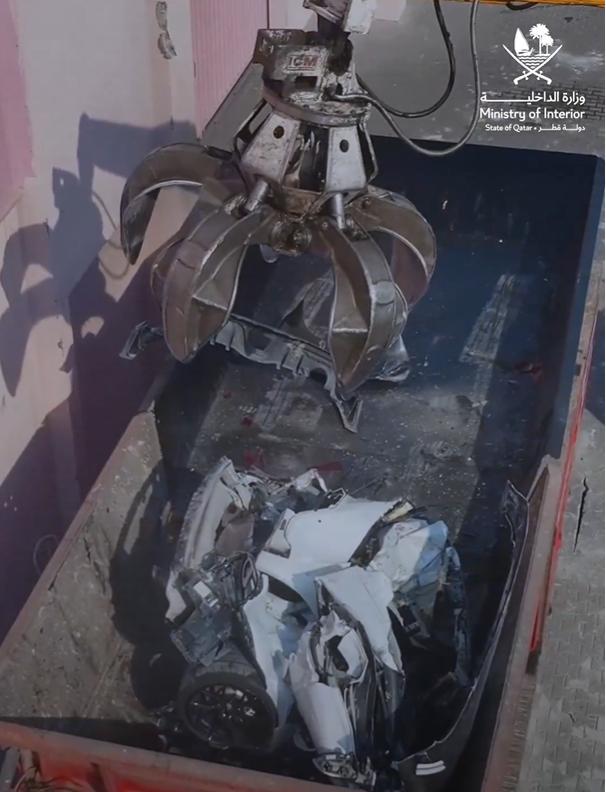 VIDEO Momentul în care poliția distruge mașina unui șofer filmat în timp ce făcea drifturi, în Qatar 942391