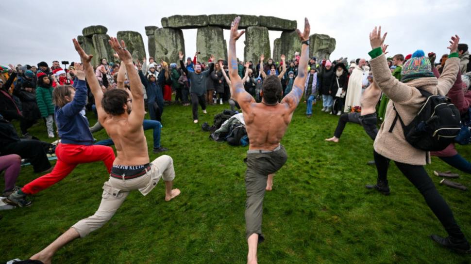 Mii de oameni au sărbătorit solstițiul de iarnă la Stonehenge şi templul Luxor din Egipt 942520