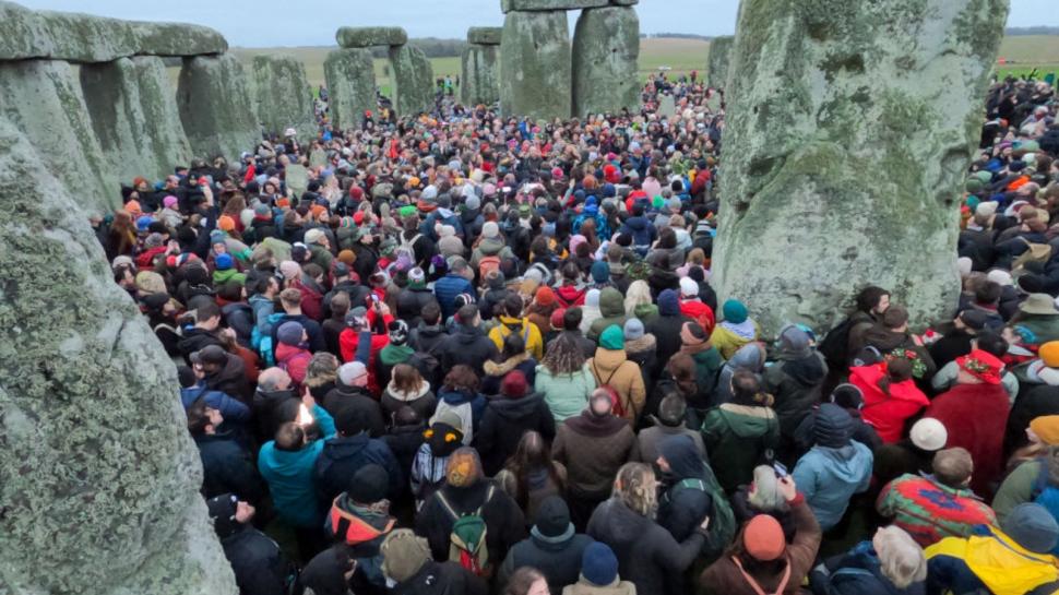Mii de oameni au sărbătorit solstițiul de iarnă la Stonehenge şi templul Luxor din Egipt 942521