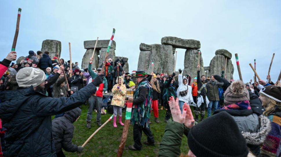 Mii de oameni au sărbătorit solstițiul de iarnă la Stonehenge şi templul Luxor din Egipt 942523