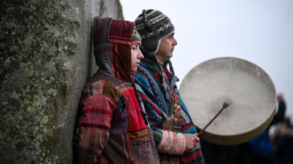 Mii de oameni au sărbătorit solstițiul de iarnă la Stonehenge şi templul Luxor din Egipt 942525