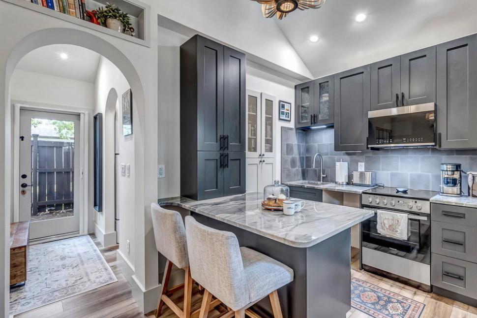 O familie a transformat un garaj obișnuit într-un apartament de lux. Cât a costat amenajarea și cum arată rezultatul final 942358