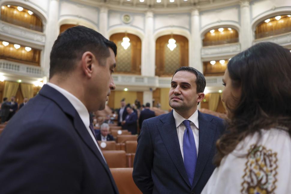 Imaginile zilei de naștere a Guvernului Ciolacu 2: Bolojan supărat, Marcel Ciolacu nervos, Klaus Iohannis mândru 942827