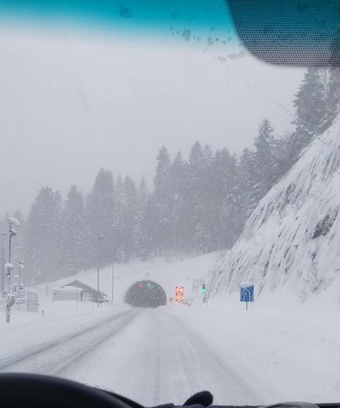 Bosnia și Herțegovina: Sute de mii de case fără electricitate și un oraș blocat de zăpezi de 2 metri. Cod roșu în vestul Serbiei 943000