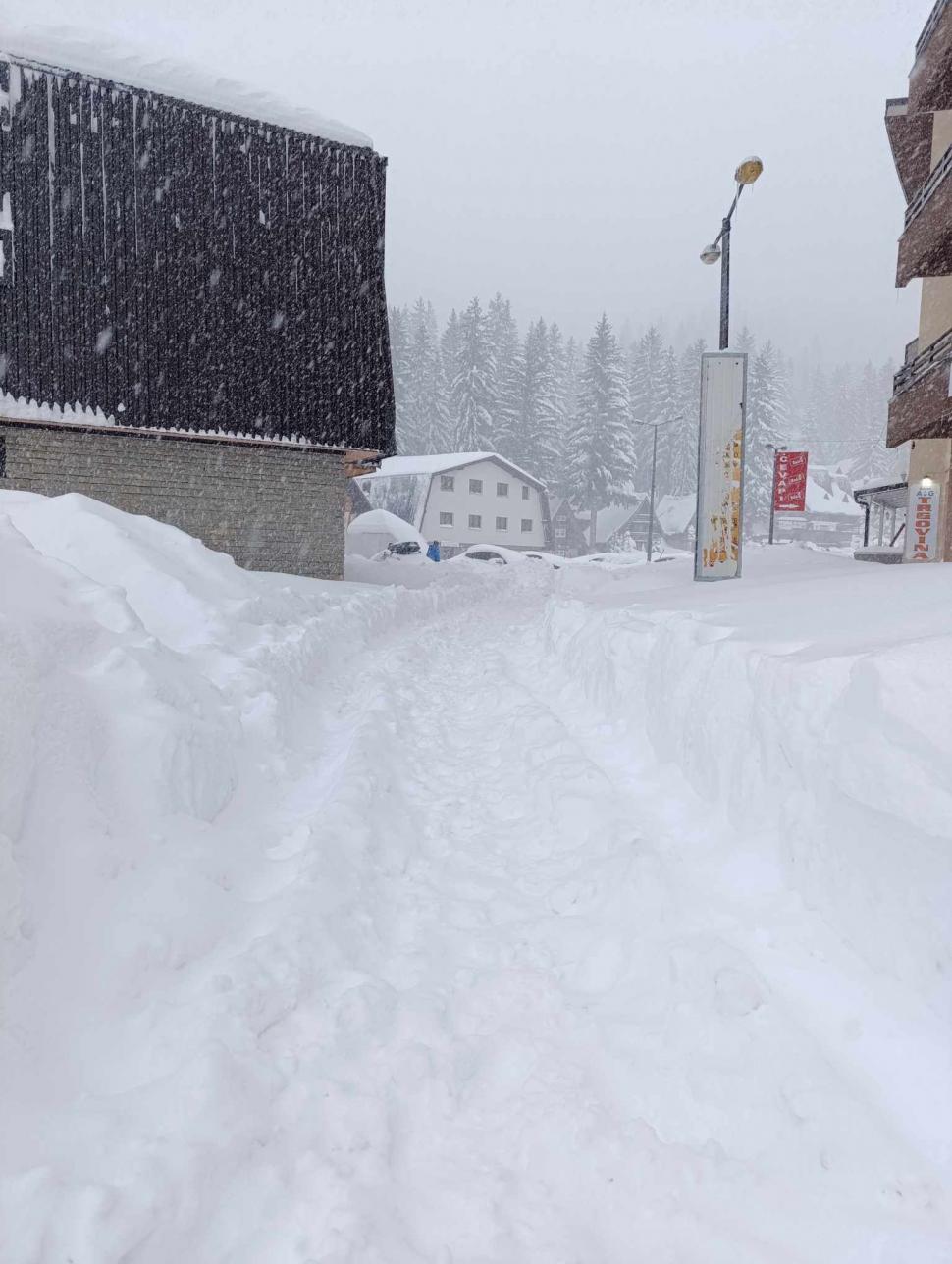 Bosnia și Herțegovina: Sute de mii de case fără electricitate și un oraș blocat de zăpezi de 2 metri. Cod roșu în vestul Serbiei 943004