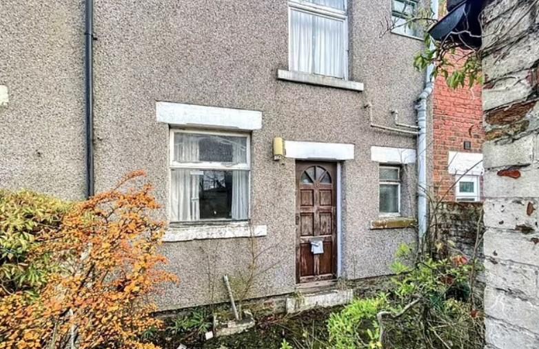 De ce se vinde o casă cu etaj și două dormitoare cu numai 1 euro, în Anglia 942924